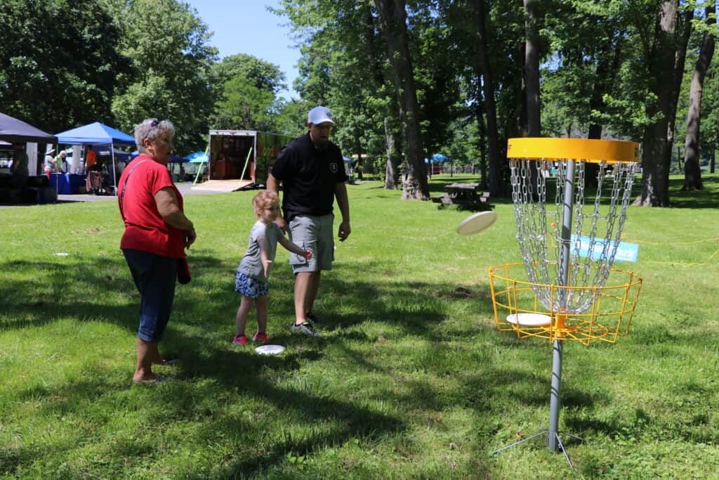 Learn to throw with DiscGolfPark