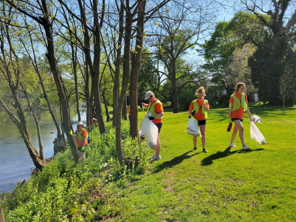 Susquehanna University volunteers cleanup along Penns Creek in Selinsgrove with SGP